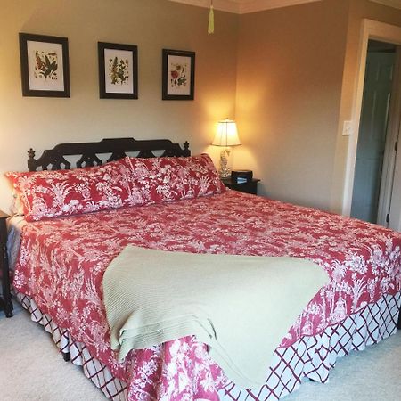 The B & B At Queenslake Midway Bagian luar foto