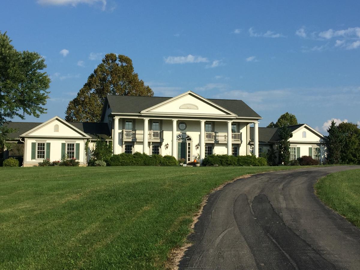 The B & B At Queenslake Midway Bagian luar foto
