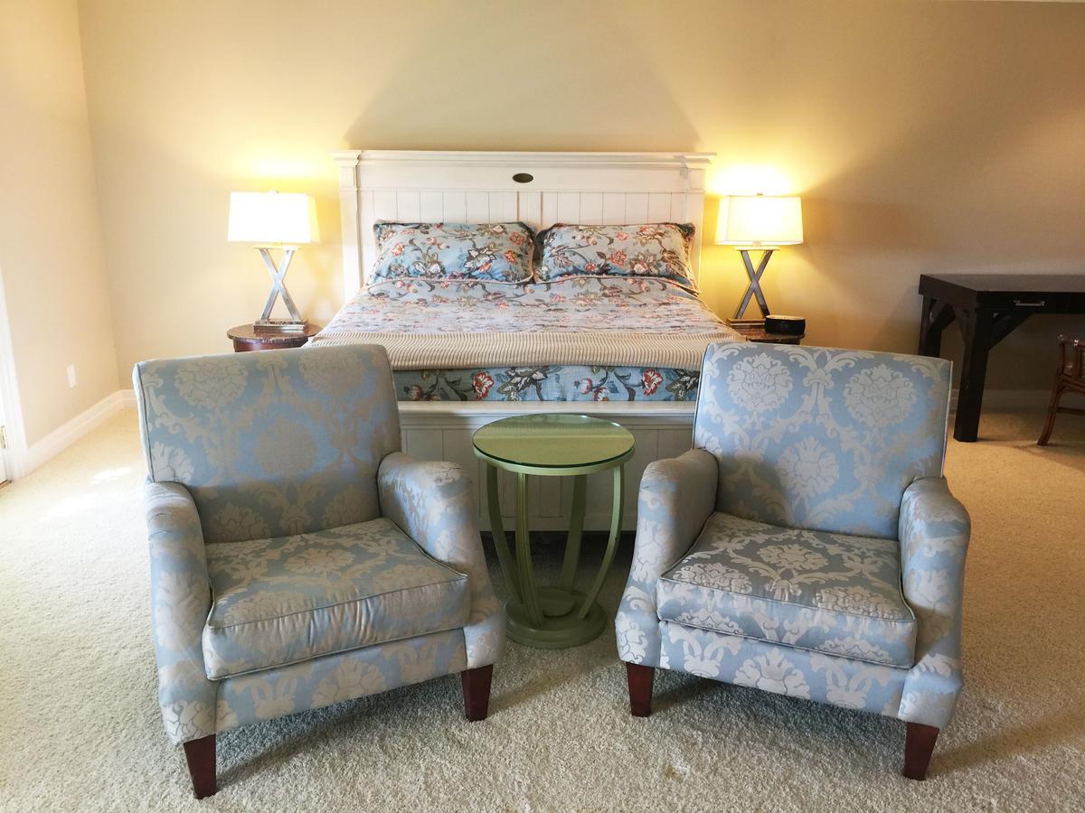 The B & B At Queenslake Midway Bagian luar foto