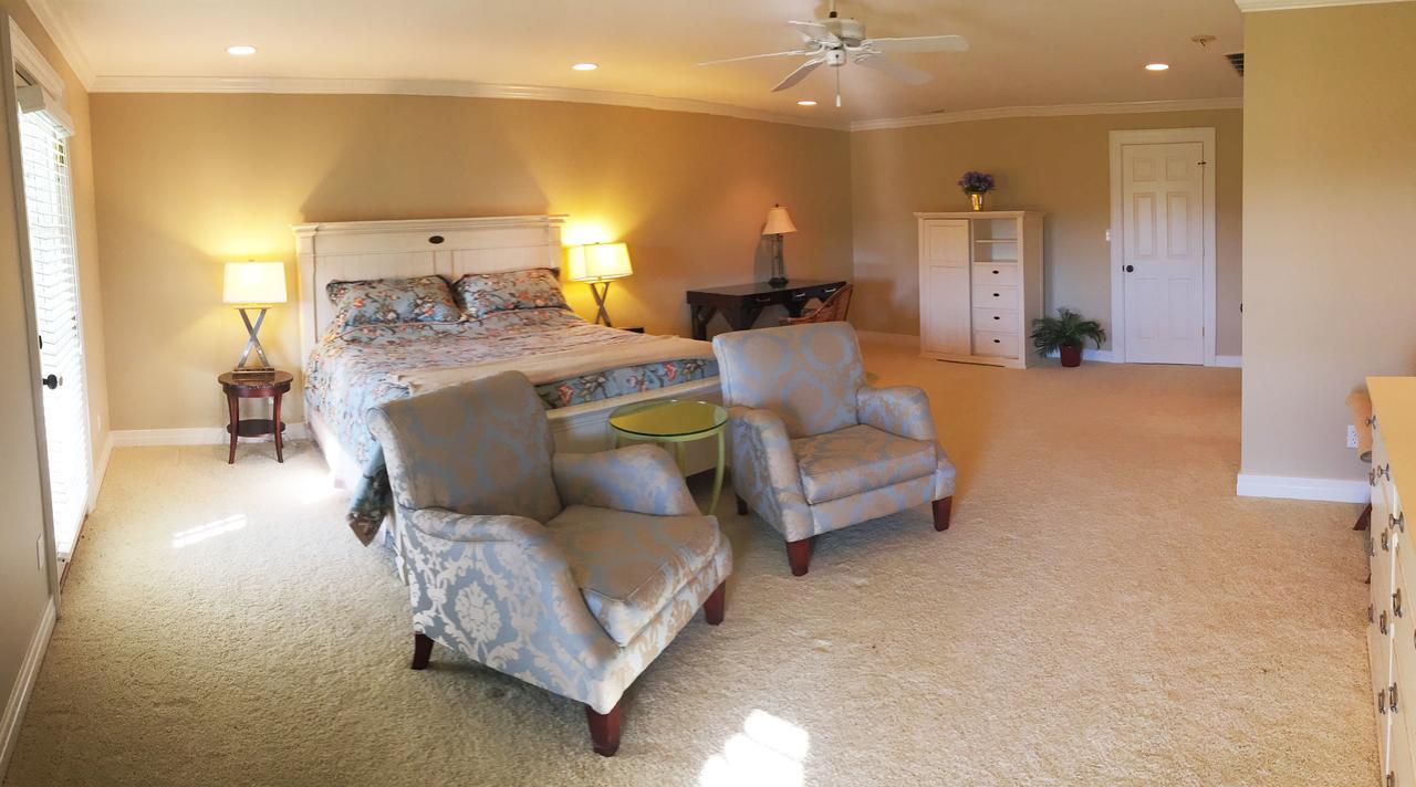 The B & B At Queenslake Midway Bagian luar foto