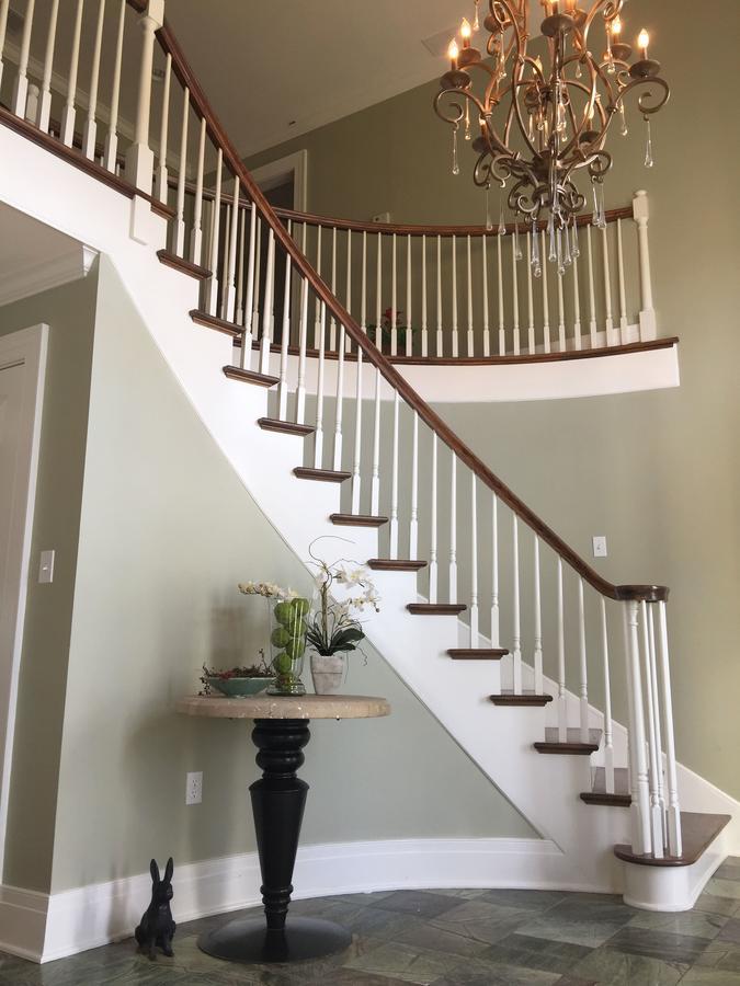 The B & B At Queenslake Midway Bagian luar foto