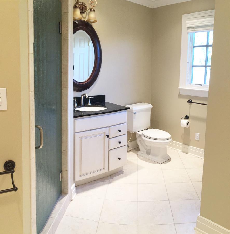 The B & B At Queenslake Midway Bagian luar foto