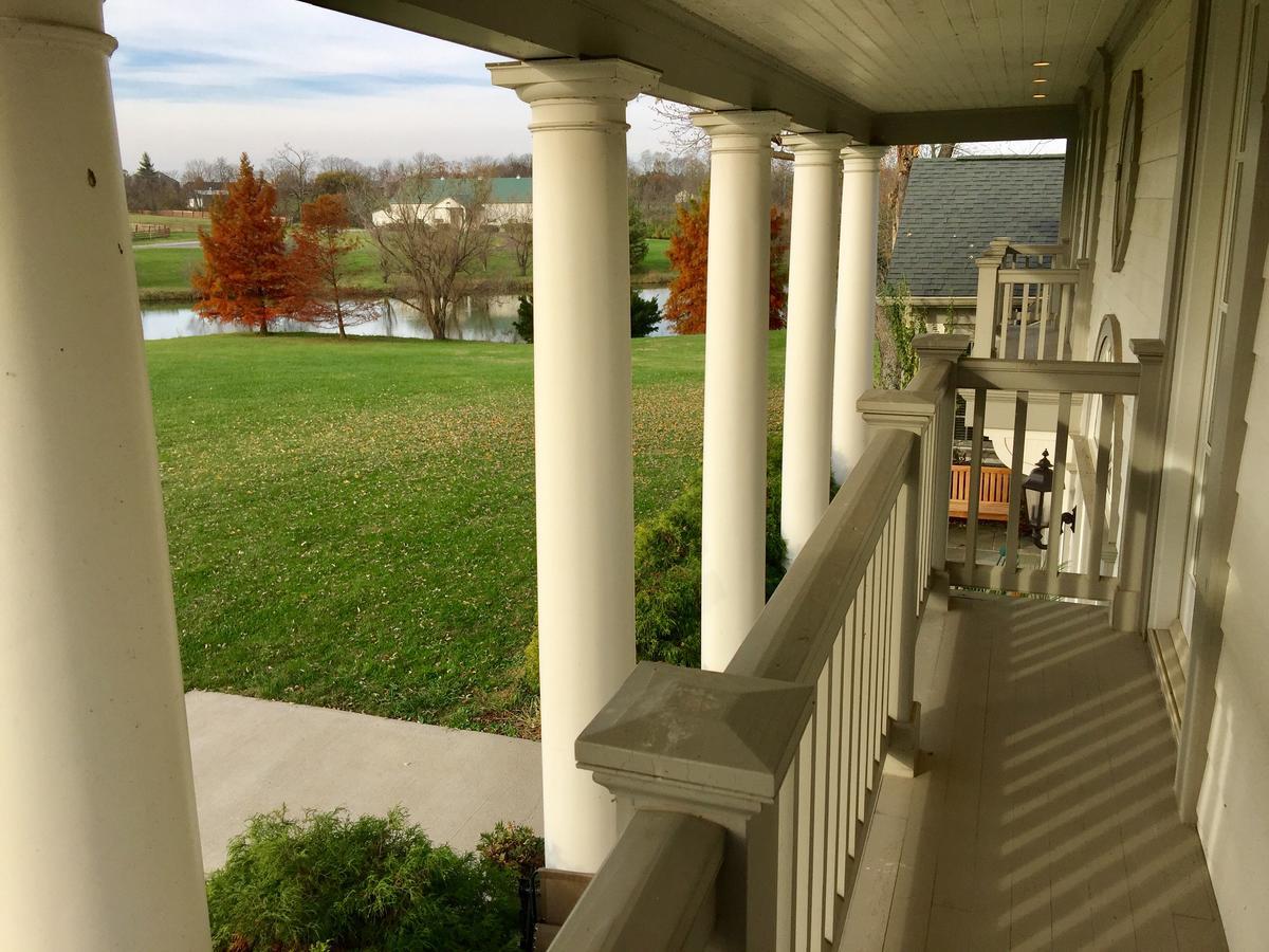 The B & B At Queenslake Midway Bagian luar foto