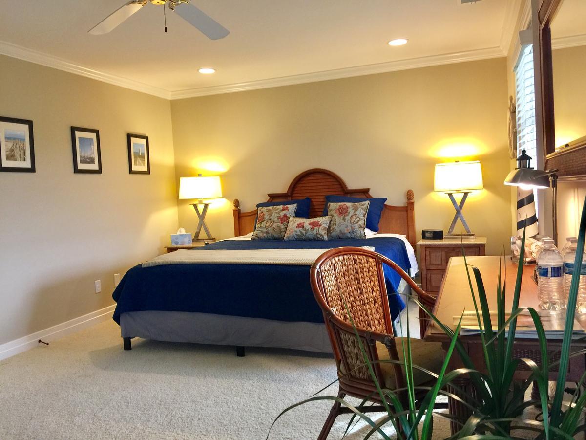 The B & B At Queenslake Midway Bagian luar foto