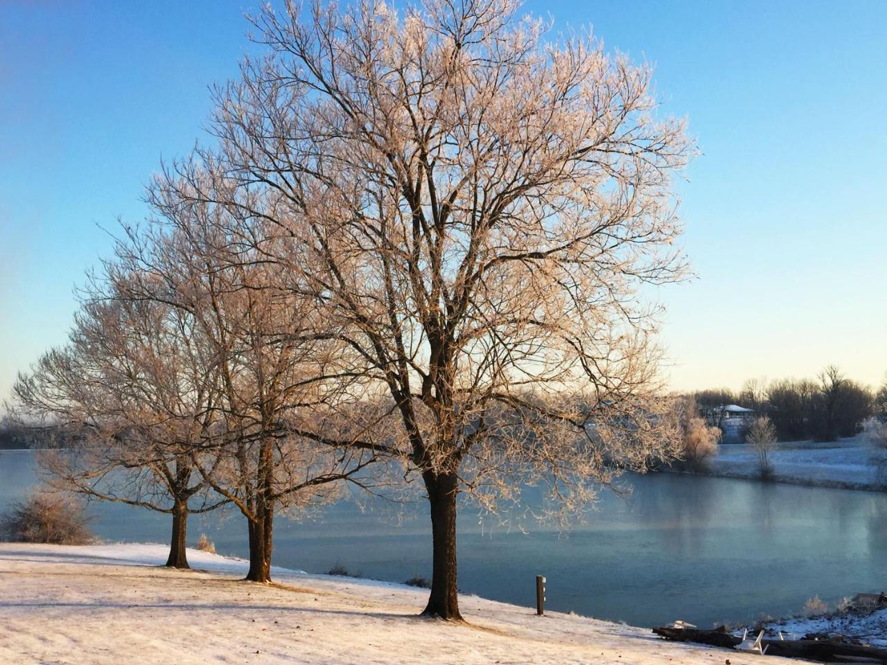 The B & B At Queenslake Midway Bagian luar foto
