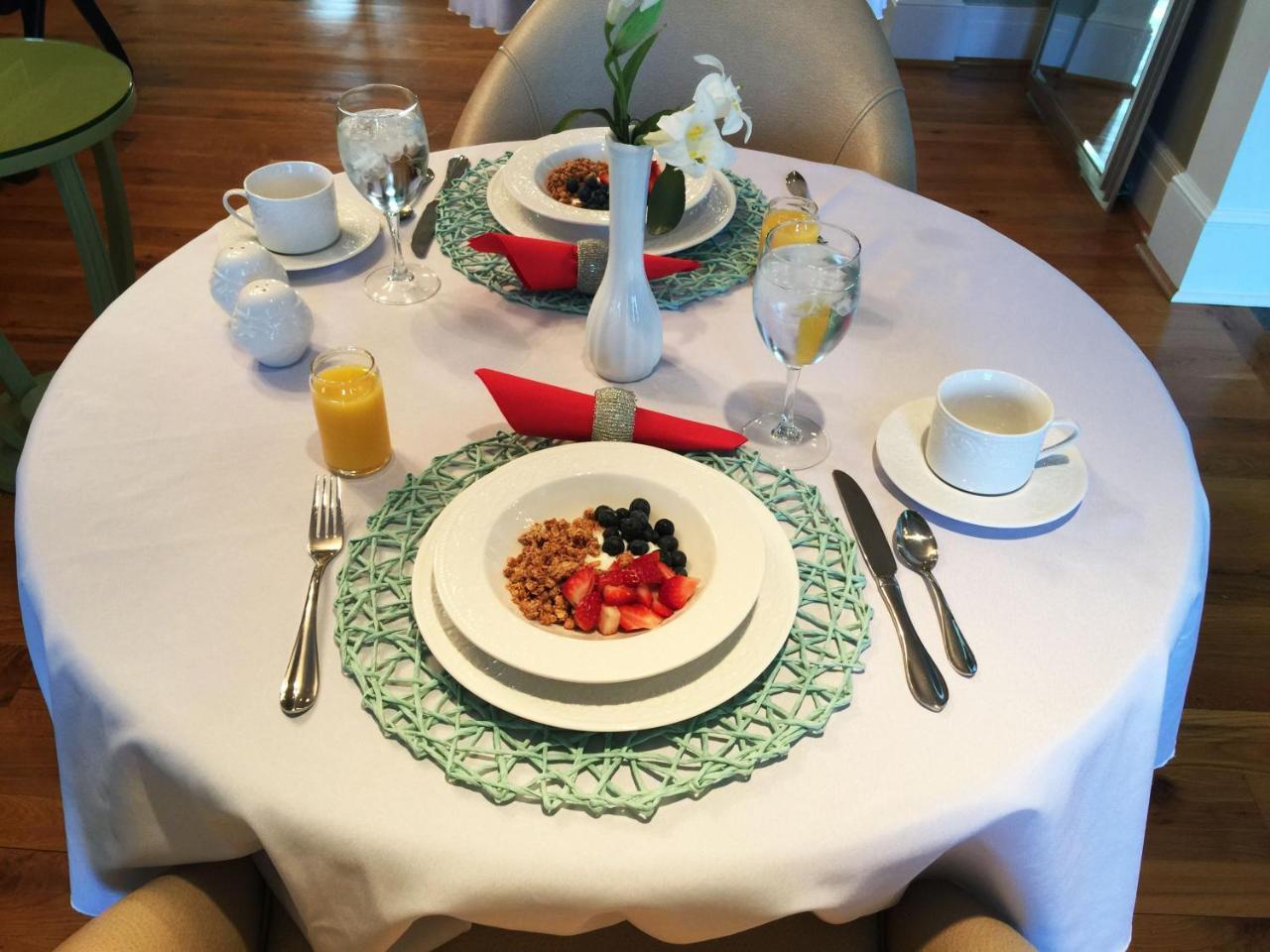 The B & B At Queenslake Midway Bagian luar foto