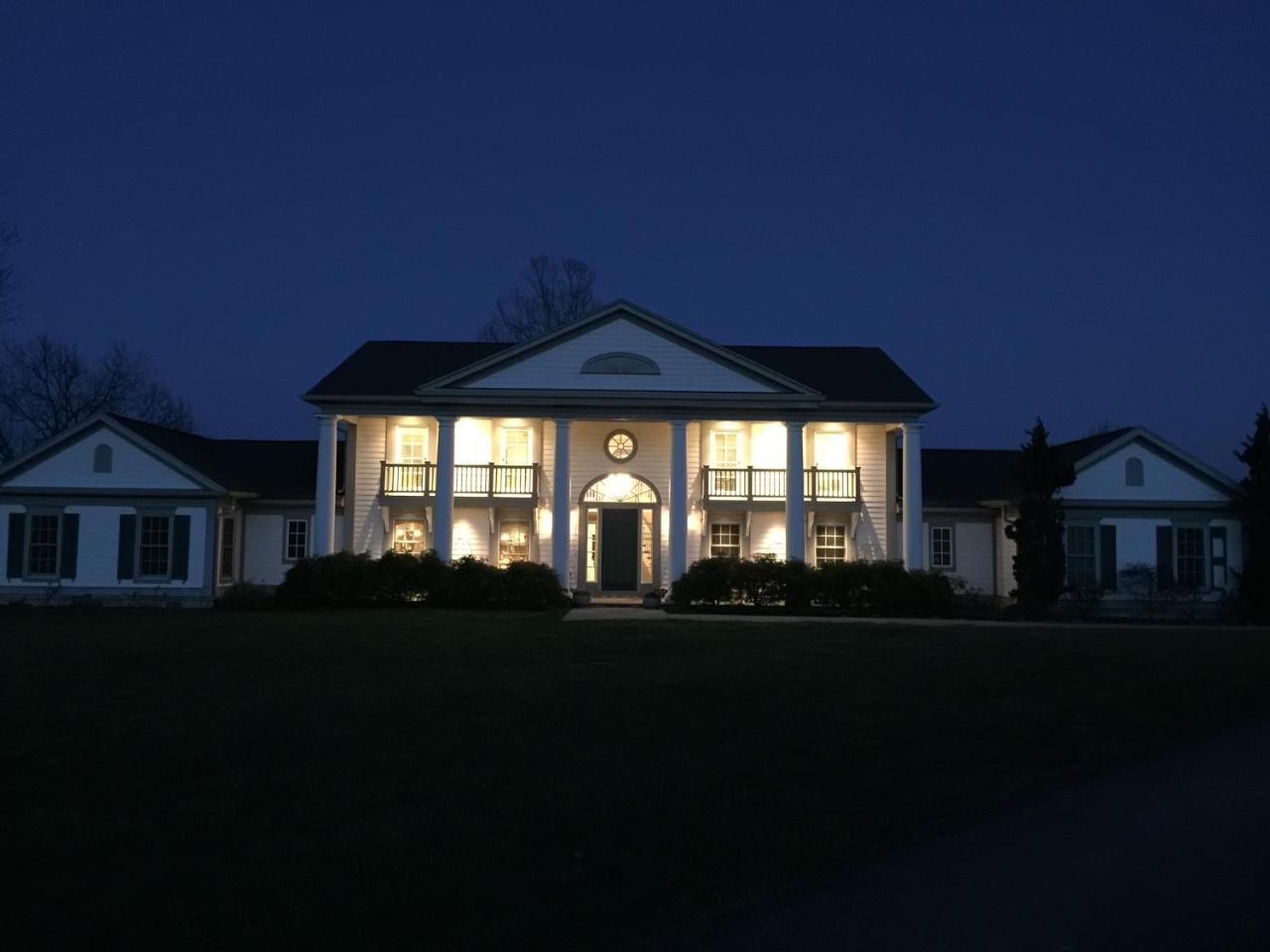 The B & B At Queenslake Midway Bagian luar foto