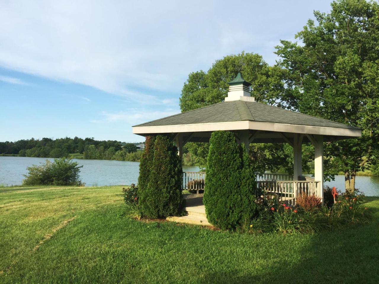 The B & B At Queenslake Midway Bagian luar foto