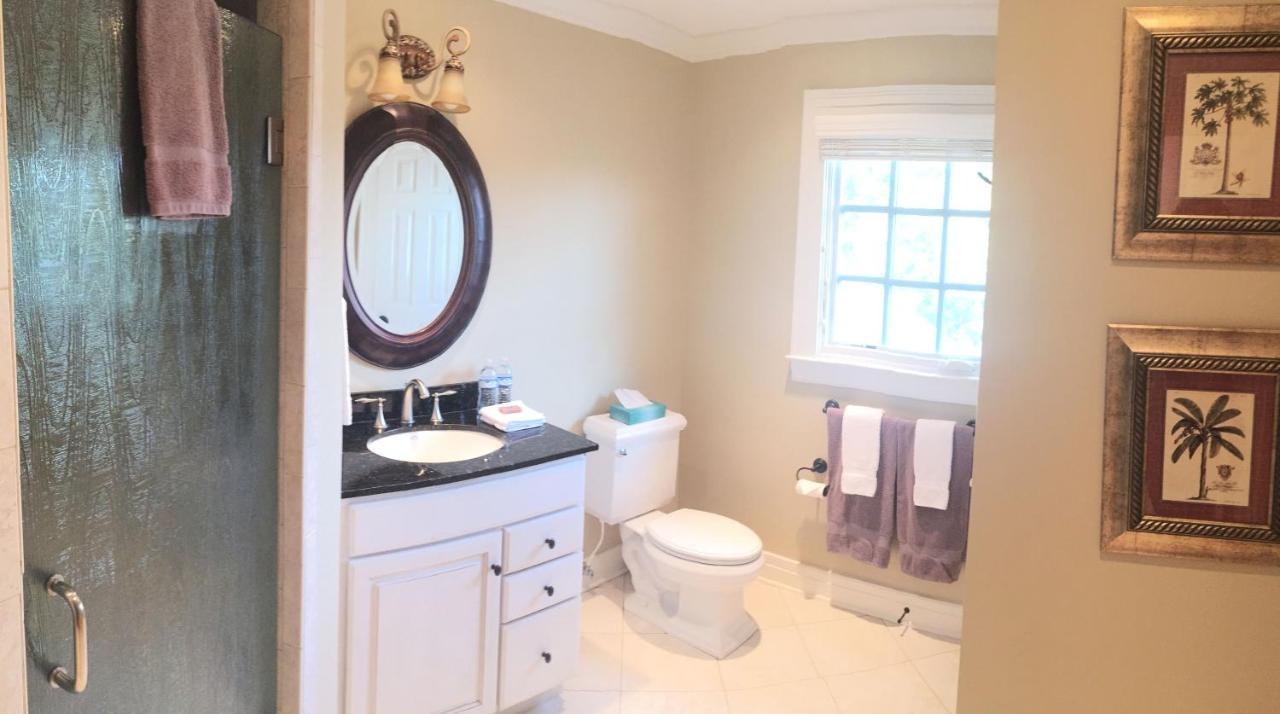 The B & B At Queenslake Midway Bagian luar foto