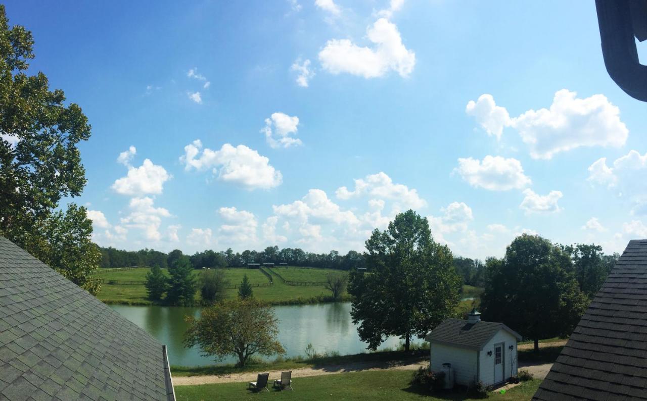 The B & B At Queenslake Midway Bagian luar foto
