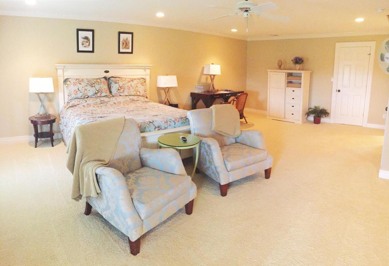 The B & B At Queenslake Midway Bagian luar foto